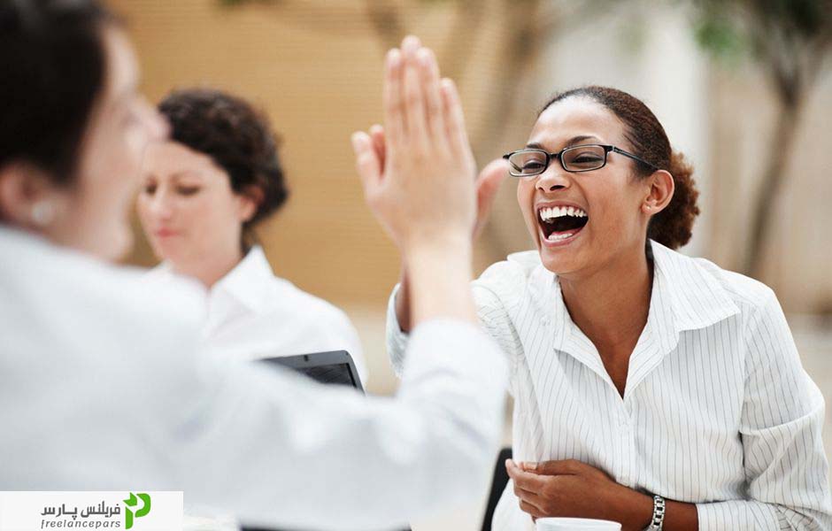 چگونه بین همکاران خود محبوب شویم؟